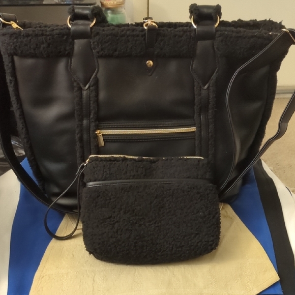 G.I.L.I Reversible Sherpa Tote Black Bag / Matching Sherpa Pouch Asking Only $45 - Picture 2 of 13